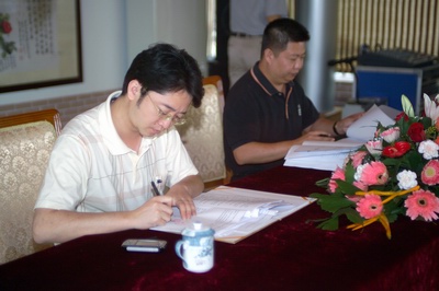余道群總裁與中建四局一公司代表李曉陽經(jīng)理分別在施工合同上簽字