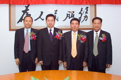 陳坎局長、楊峰主席、盧文輝副市長、林漢洋副秘書長親切合影